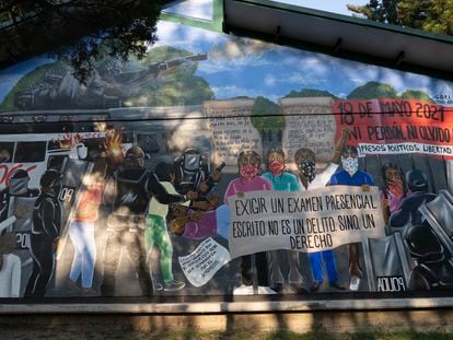 Vista del mural en Tuxtla Gutiérrez (Chiapas) que hace referencia al día el 18 de mayo del 2021, cuando 95 estudiantes fueron detenidos durante una protesta.