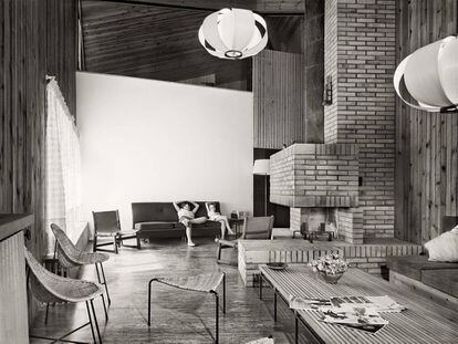 Casa Durana (Vitoria, 1959), en una foto de Alberto Schommer, en la que se pueden ver las influencias de Alvar Aalto. |