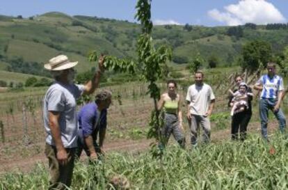 Aquilino (con sombrero) es el guía-propietario de la Finca El Noceu, en Vega (Sariego).