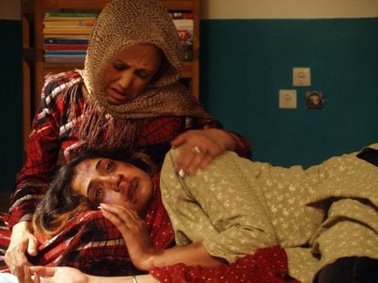 La violencia contra la mujer es todavía una práctica habitual en algunos países. En Afganistán un programa de televisión llama la atención sobre este problema para sensibilizar a la sociedad acerca de la importancia de erradicar los malos tratos. Este es un fotograma del programa.