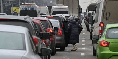 Largas colas de coches abandonando el centro de Kiev.