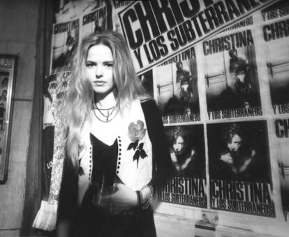 Christina Rosenvinge en una imagen de la sesión fotográfica del disco 'Que me parta un rayo' (1992).