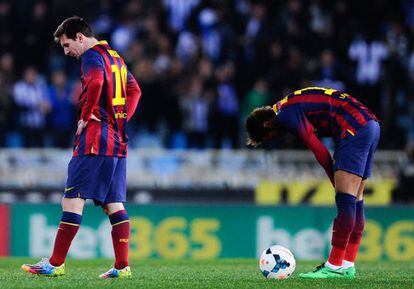 Messi y Neymar, cabizbajos durante el partido ante la Real 
