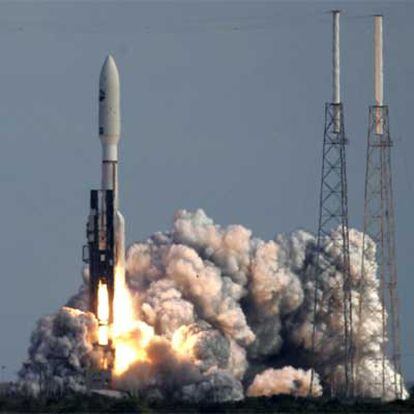 Despegue del cohete Atlas V con la sonda espacial <i>New Horizons </i>ayer desde cabo Cañaveral.