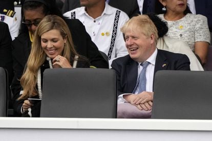 El primer ministro del Reino Unido, Boris Johnson, y su esposa, Carrie Symonds, durante el paso del desfile.
