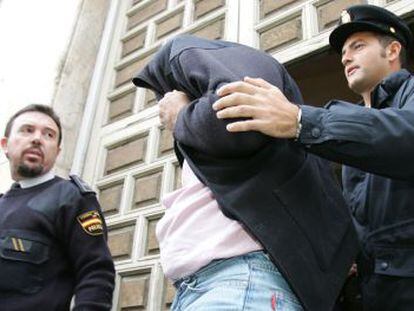 Uno de los polic&iacute;as procesados por el caso de corrupci&oacute;n en Ronda, mientras era escoltado.