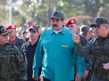 El presidente de Venezuela, Nicolás Maduro, junto al ministro de Defensa, Vladimir Padrino Lopez, y miembros de La Fuerza Armada Nacional Bolivariana. 