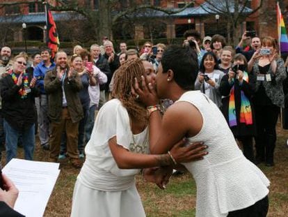 Yashinari Effinger besa a su esposa Adrian Thomas al contraer matrimonio esta semana en Alabama.