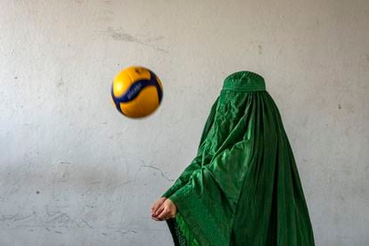 La mujer que practica voleibol en la imagen tapa su identidad por miedo a las represalias. Mahjabin Hakimi, una joven jugadora de la selección afgana de voleibol, era una de las promesas del deporte nacional y participaba en competiciones internacionales y nacionales con un club de Kabul. Fue decapitada por los talibanes en octubre de 2021.