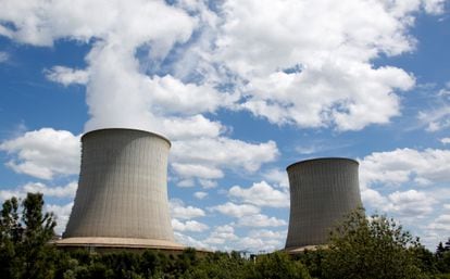 Torres de refrigeración de la planta nuclear de Electricite de France (EDF) en Saint-Laurent-Des-Eaux, cerca de Orleans, en junio de 2019.