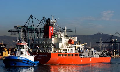 Llegada al puerto de Barcelona del buque 'Sichem Defender' con un cargamento de agua procedente de Tarragona, para paliar la sequía que padecía la ciudad de Barcelona, en mayo de 2008.