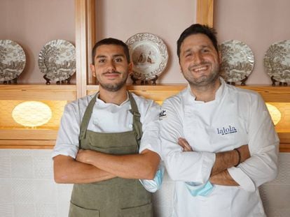 Los cocineros Javi Vargas (izquierda) y Javier Abascal (derecha), del restaurante Plato Jondo de Sevilla.