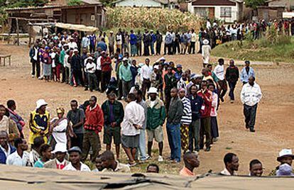 Residentes en el pueblo Glen View de Harare hacen cola para votar en las elecciones de Zimbabue.