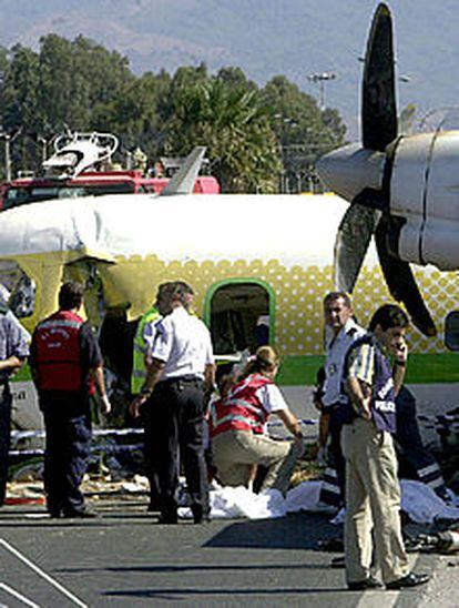 <font size="2"><b>Cuatro muertos y 26 heridos en un accidente aéreo en Málaga</b></font></a><br>Los servicios de emergencia atienden a los heridos junto al avión (EFE).<p> - <b>Gráfico</b>: <a href=" http://www.elpais.es/multimedia/espana/aero.html">Reconstrucción del siniestro</a><br> - <b>Galería fotográfica</b>: <a href=" http://www.elpais.es/fotografia/especiales/avion/1.html">Accidente aéreo en Málaga</a>