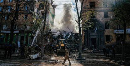 Edificio bombardeado por el ataque ruso sobre Zaporiyia (Ucrania). 