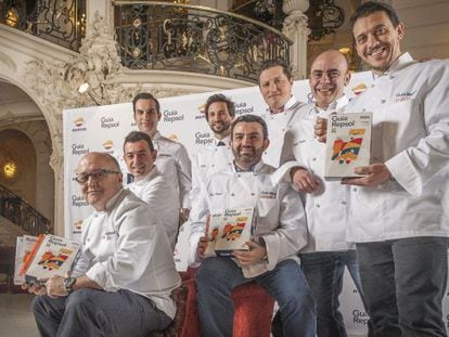 Cocineros han obtenido tres 'soles' en la Guía Repsol 2014. De izquierda a derecha, Ricardo Sanz, Ricard Camarena, Mario Sandoval, José Avillez, José Rojano, Kiko Moya, Koldo Rodero y Francis Paniego.