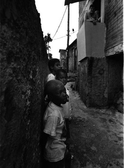 Niños negros y mestizos en una favela de Río de Janeiro