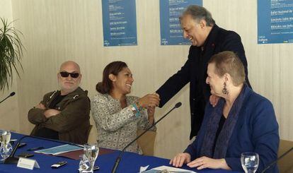 Zubin Mehta saluda a la consejera de Turismo, Lola Johnson.