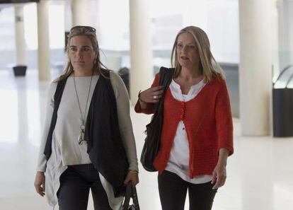 Julita Cuquerella, derecha, acompa&ntilde;ada de una amiga, a su llegada hoy al juzgado de Barcelona.
