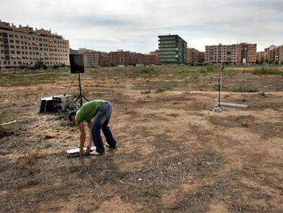 Parcela <i>congelada</i> para hacer un instituto público, en el sector nuevo de Benicalap (Valencia), en la que se han edificado 1.405 pisos de renta libre.
