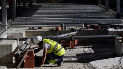 Un obrero de la construcción trabaja en una edificación en Valladolid este jueves