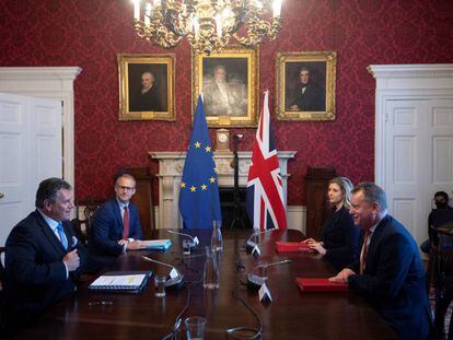 El ministro británico del Brexit, David Frost (izq.) en una reunión con el vicepresidente de la Comisión Europea, Maros Sefcovic, en Londres. POOL REUTERS