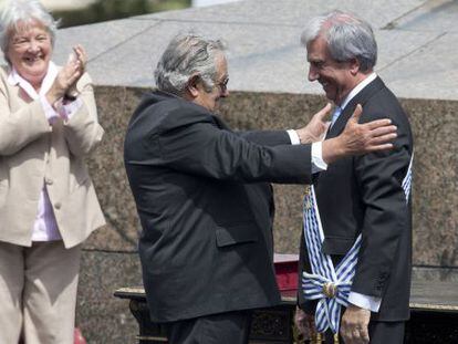 Mujica, con su esposa detr&aacute;s, abraza a V&aacute;zquez.
