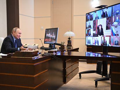 El presidente ruso Vladímir Putin preside una reunión con jueces y miembros de las cortes de arbitraje desde la residencia oficial de Novo-Ogaryovo, a las afueras de Moscú, este miércoles.