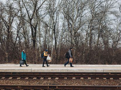 Varias personas caminan por la estación de tren de Lisichansk, en Lisichansk, Oblast de Lugansk (Ucrania), el 24 de febrero.