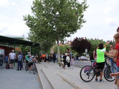 Varias familias del CEIP José Hierro el primer día de la iniciativa 'Al Cole en Bici', en Rivas-Vaciamadrid.