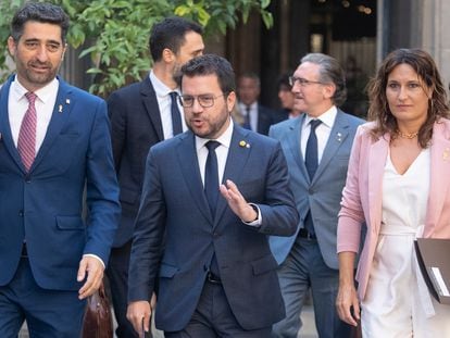 Pere Aragonès (segundo por la izquierda), junto al vicepresidente Jordi Puigneró y la consellera de Presidencia, Laura Vilagrà, el martes antes de la reunión del Govern.