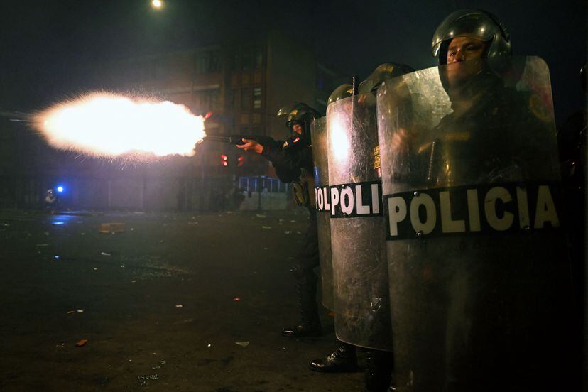 Perú. Un policía dispara botes de gas lacrimógenos contra manifestantes en contra de la presidenta Dina Boluarte, en Lima, en enero de 2023. La respuesta a las protestas a lo largo de todo el país, pero especialemente en las zonas con mayor población indígena, se ha cobrado al menos 44 vidas.