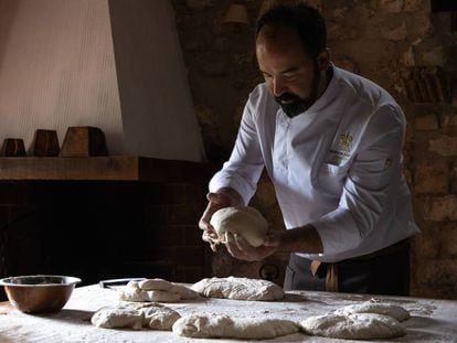El chef Samuel Moreno elabora hasta siete tipos de panes en su restaurante Molino de Alcuneza (Guadalajara).