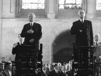 El alem&aacute;n Adenauer y el franc&eacute;s De Gaulle, en la catedral de Reims hace 60 a&ntilde;os.