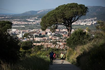 Gente haciendo deporte en la carretera de las Aguas.