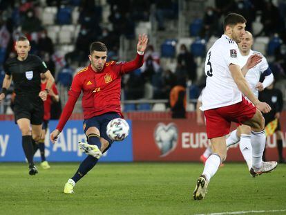 Ferra Torres dispara durante el partido entre España y Georgia este domingo en Tiflis.