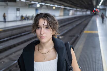 María Manuel Martínez en el andén de la estación de Sants de Barcelona, este lunes.