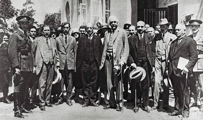Arthur Balfour, cuarto por la derecha, en 1925 en una visita aTel Aviv. 
