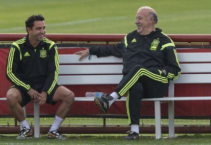 Del Bosque conversa con Xavi, en un entrenamiento en Curitiba. 