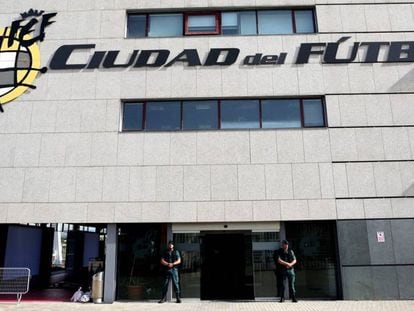 Registro en la sede de la Federacion Española de Futbol, en Las Rozas.