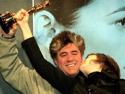 La actriz Leonor Watling besa a Pedro Almodóvar, ganador del Oscar a mejor guion original por 'Hable con ella', en Madrid, en 2003. En vídeo, el resumen de todos los españoles ganadores del Oscar.