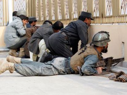 Al menos tres personas han muerto y más de 20 han resultado heridas en el asalto de varios hombres en Jalalabad