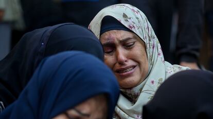 Unas mujeres lloran mientras recogen los cuerpos de los palestinos muertos en un ataque aéreo en Khan Yunis (Gaza), este domingo.