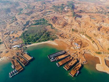 Camiones descargan níquel en barcazas, en una explotación minera de Molawe, en Indonesia, el pasado octubre.