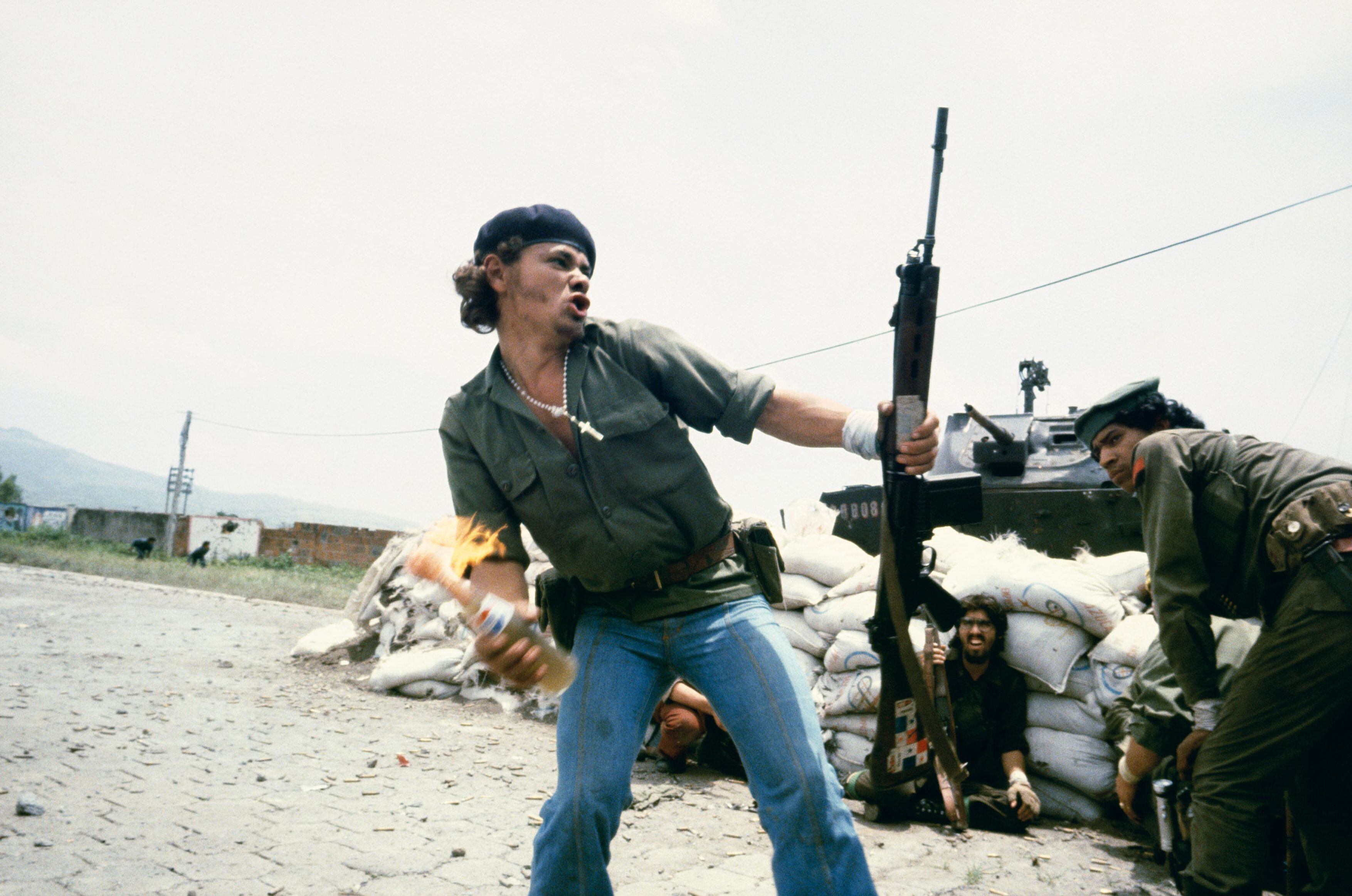 Sandinista en los muros del cuartel de la Guardia Nacional de Estelí, Nicaragua, 16 de julio de 1979.