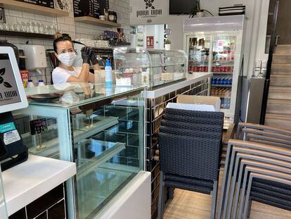 Judith Robles, en su cafetería, en el barrio del Pilar de Madrid, cerrada al público desde mediados de marzo debido al estado de alarma.
