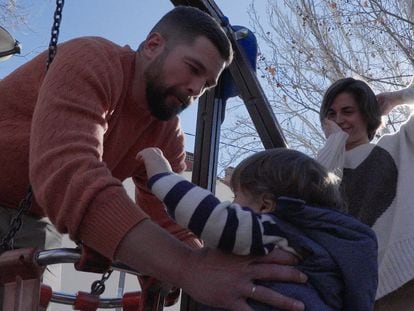 El pequeño Leo juega en el parque junto a sus padres.