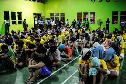 Vendedores de droga y drogadictas arrestados y llevados a una sala de la policía durante un arresto masivo en la lucha contra la droga en Manila (Filipinas).