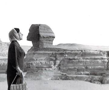 Alicia de Larrocha en una de les visites culturals durant la gira que va fer per Egipte el 1964