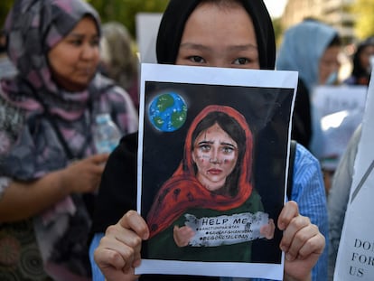 Una joven sostiene una pancarta durante una manifestación de miembros de la comunidad afgana frente a la embajada de Estados Unidos en Atenas después de que los talibanes llegaran al poder en Afganistán el 28 de agosto de 2021.